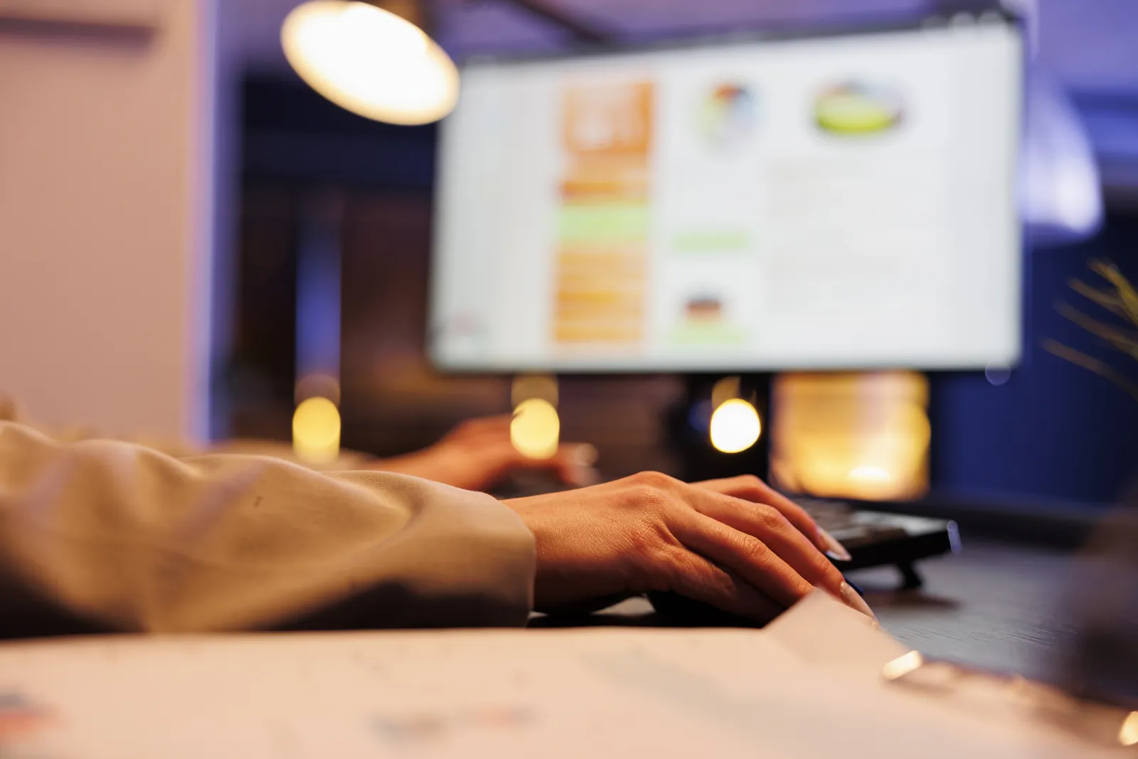 Responsable de proyecto revisando métricas de rendimiento y conversión web